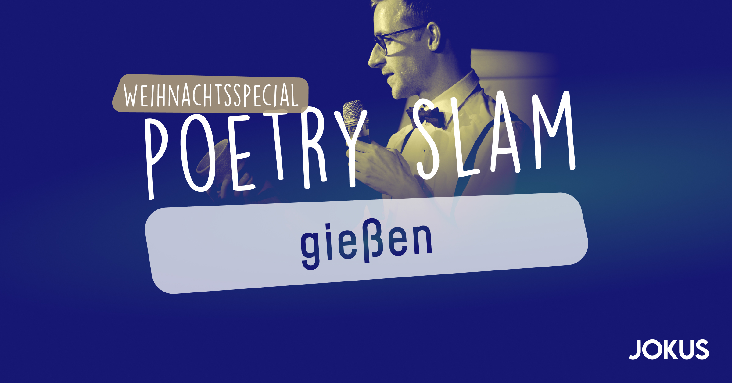 Moderator Benedict Hegemann denkt sich unfaire Herausforderungen aus beim Weihnachtsspecial des Poetry Slam Gießen.